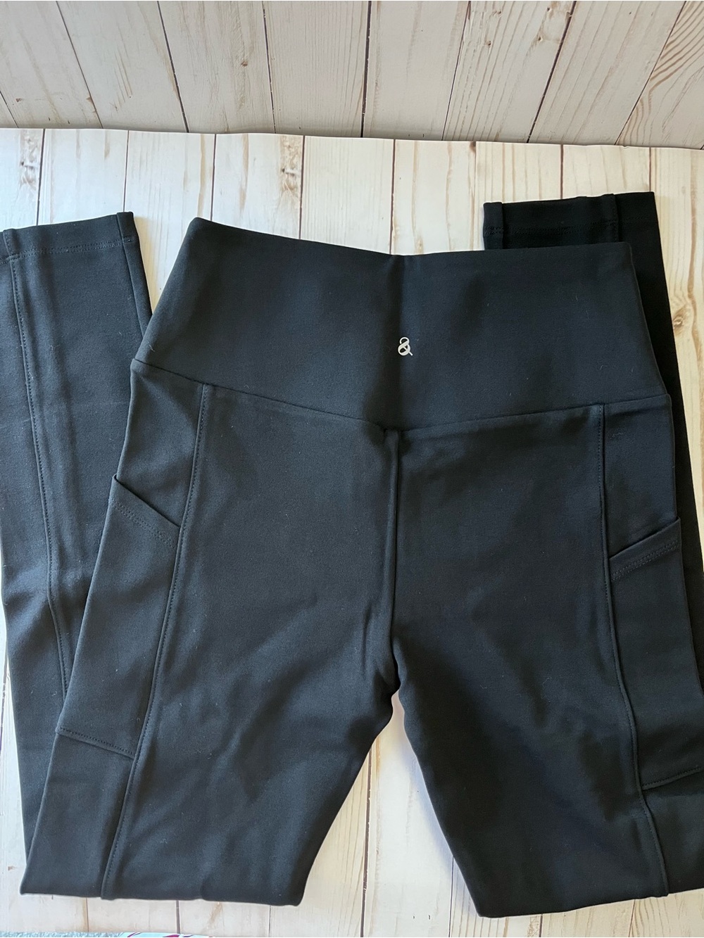 Lou & Grey Black Sporty Ponte Side Pocket Leggings - Picture 3 of 9